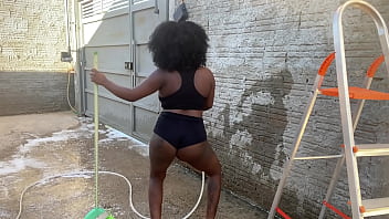 Estava lavando o quintal de shortinho e meu vizinho veio pedir a escada emprestada aproveitei o momento e dei gostoso pra ele e deixei gozar na minha boca
