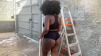Estava lavando o quintal de shortinho e meu vizinho veio pedir a escada emprestada aproveitei o momento e dei gostoso pra ele e deixei gozar na minha boca Estava lavando o quintal de shortinho e meu vizinho veio pedir a escada emprestada aproveitei o momento e dei gostoso pra ele e deixei gozar na minha boca