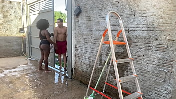 Estava lavando o quintal de shortinho e meu vizinho veio pedir a escada emprestada aproveitei o momento e dei gostoso pra ele e deixei gozar na minha boca Estava lavando o quintal de shortinho e meu vizinho veio pedir a escada emprestada aproveitei o momento e dei gostoso pra ele e deixei gozar na minha boca