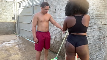Estava lavando o quintal de shortinho e meu vizinho veio pedir a escada emprestada aproveitei o momento e dei gostoso pra ele e deixei gozar na minha boca