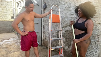 Estava lavando o quintal de shortinho e meu vizinho veio pedir a escada emprestada aproveitei o momento e dei gostoso pra ele e deixei gozar na minha boca