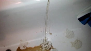 Eingefüllt und raus aus dem schwanz gepinkelt in die wanne