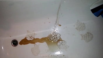 Eingefüllt und raus aus dem schwanz gepinkelt in die wanne