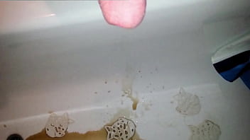 Eingefüllt Und Raus Aus Dem Schwanz Gepinkelt In Die Wanne thumbnail