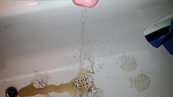 Eingefüllt und raus aus dem schwanz gepinkelt in die wanne Eingefüllt und raus aus dem schwanz gepinkelt in die wanne