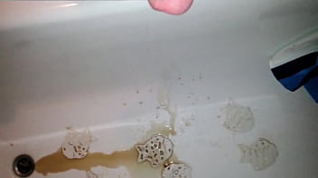 Eingefüllt und raus aus dem schwanz gepinkelt in die wanne