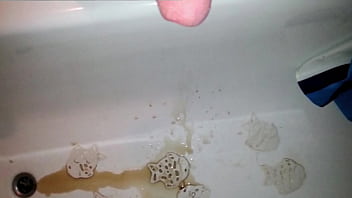 Eingefüllt und raus aus dem schwanz gepinkelt in die wanne