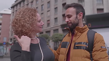 Me follo a mi casera madura