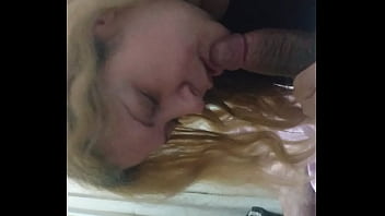 Loira safadinha chupando tudo