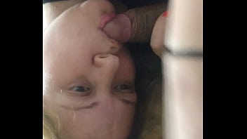 Loira safadinha chupando tudo