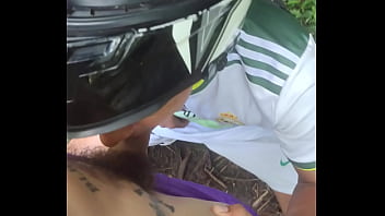 Cruising con el conductor follando en el bosque