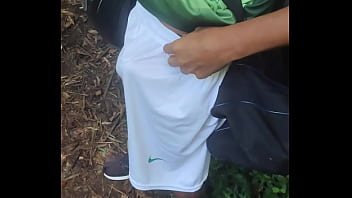 Cruising con el conductor follando en el bosque