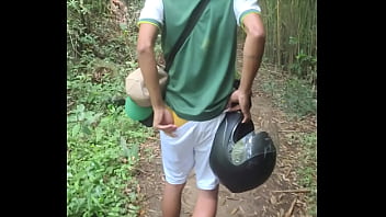 Cruising con el conductor follando en el bosque