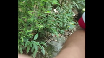 Cruising con el conductor follando en el bosque