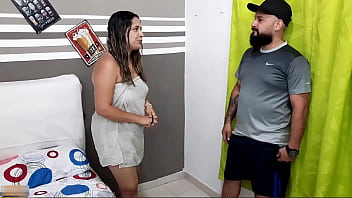 Hombre Muy Cachondo Venda Ojos A Su Compañera De Casa Para Hacerla Correr Y La Folla Con Palmadas En Su Culo Hasta Correrse Porno En Español thumbnail