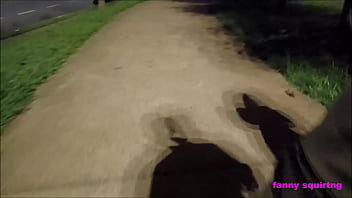 Esposa fanny sem calcinha exibindo em público