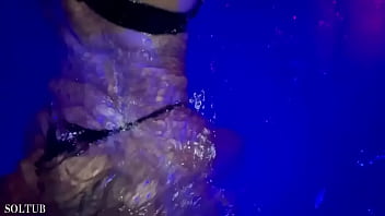 Atris pornô é expulsa de tabacaria após gravar vídeo transnado na picina