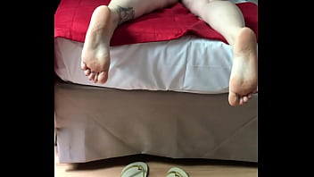 Os pés mai desejados do mundo numa cena de tirar o fôlego