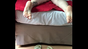 Os pés mai desejados do mundo numa cena de tirar o fôlego