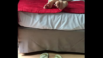 Os pés mai desejados do mundo numa cena de tirar o fôlego