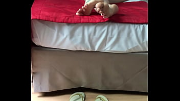 Os pés mai desejados do mundo numa cena de tirar o fôlego