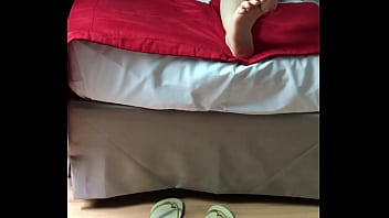 Os pés mai desejados do mundo numa cena de tirar o fôlego