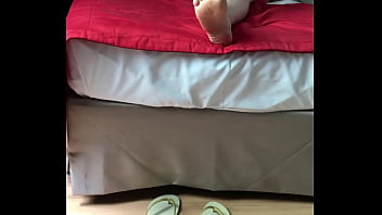 Os pés mai desejados do mundo numa cena de tirar o fôlego