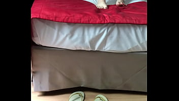 Os pés mai desejados do mundo numa cena de tirar o fôlego