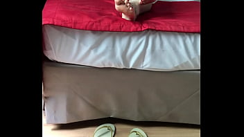 Os pés mai desejados do mundo numa cena de tirar o fôlego