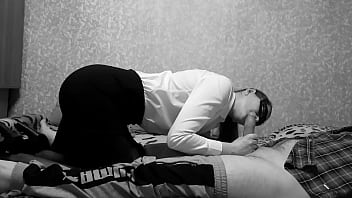 Ivypoisonsex gives a blowjob and lets her pussy fuck