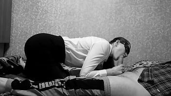 Ivypoisonsex gives a blowjob and lets her pussy fuck