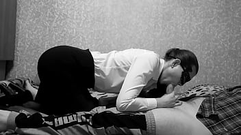 Ivypoisonsex gives a blowjob and lets her pussy fuck