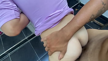 Flaca cachonda recibe un pago con verga