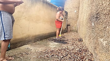 Madrasta é fudida no quintal de casa enquanto todos os vizinhos assistem