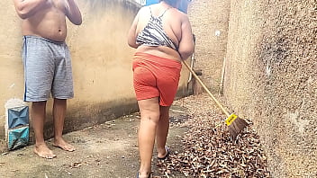 Madrasta é fudida no quintal de casa enquanto todos os vizinhos assistem