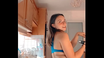 Vient voir ce que t’a cuisinière de prépare comme vidéo aujourd’hui