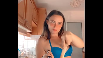 Vient voir ce que t’a cuisinière de prépare comme vidéo aujourd’hui