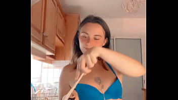 Vient voir ce que t’a cuisinière de prépare comme vidéo aujourd’hui