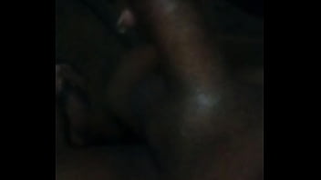 Chico joven se masturba en el baño