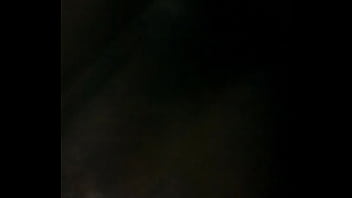 Chico joven se masturba en el baño