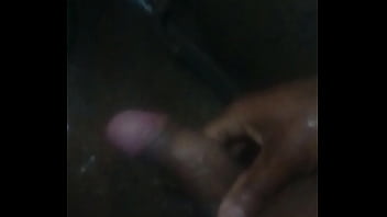 Chico joven se masturba en el baño