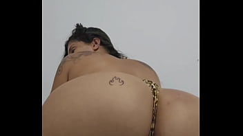 Tô com muito tesão vem aqui goza nos meus peitos e axilas