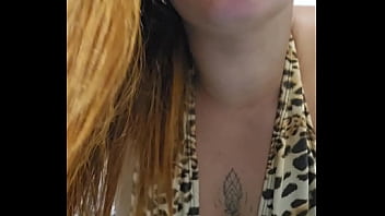 Tô com muito tesão vem aqui goza nos meus peitos e axilas