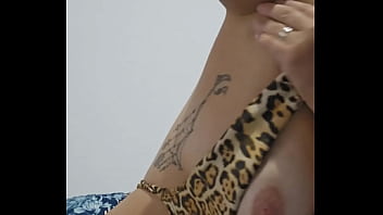 Tô com muito tesão vem aqui goza nos meus peitos e axilas