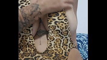 Tô com muito tesão vem aqui goza nos meus peitos e axilas