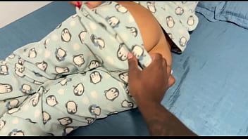 Enteada seduz padrasto assistindo pornô de porta aberta