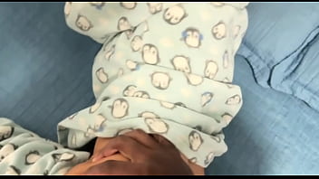 Enteada seduz padrasto assistindo pornô de porta aberta Enteada seduz padrasto assistindo pornô de porta aberta