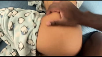 Enteada seduz padrasto assistindo pornô de porta aberta