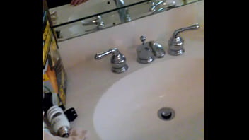 Mamando verga en el baño