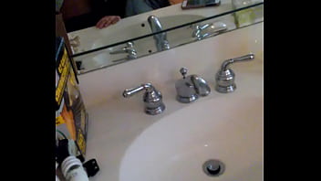 Mamando verga en el baño